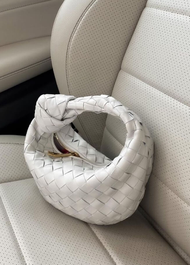 Sac à main tissé chic